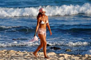 Rihanna feet photo thumbnail