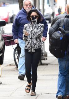 Vanessa Hudgens feet photo thumbnail