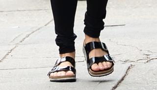 Vanessa Hudgens feet photo thumbnail