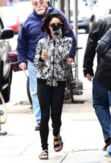 Vanessa Hudgens feet photo thumbnail