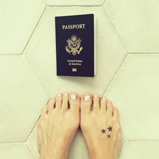 Katie Cassidy feet photo thumbnail