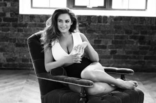 Kelly Brook feet photo thumbnail