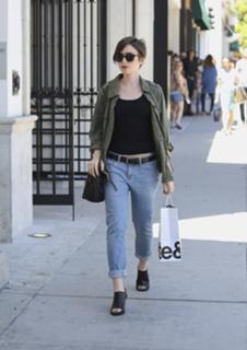 Lily Collins feet photo thumbnail