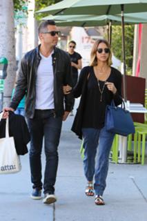 Jessica Alba feet photo thumbnail