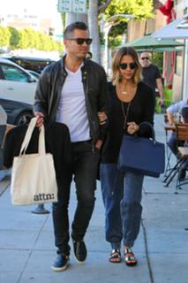 Jessica Alba feet photo thumbnail