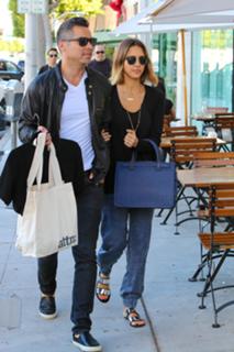 Jessica Alba feet photo thumbnail