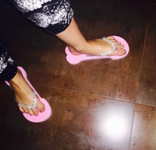 Miley Cyrus feet photo thumbnail