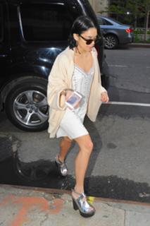 Vanessa Hudgens feet photo thumbnail