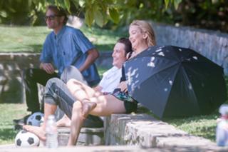 Kate Hudson feet photo thumbnail
