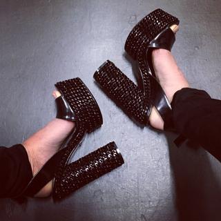 Elizabeth Banks feet photo thumbnail