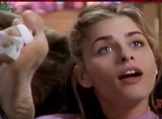 Amanda Peet feet photo thumbnail