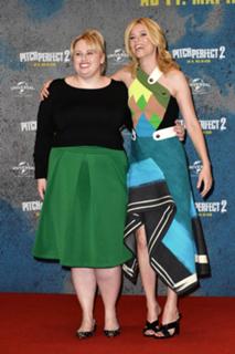 Elizabeth Banks feet photo thumbnail