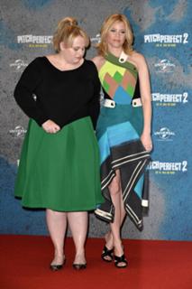 Elizabeth Banks feet photo thumbnail