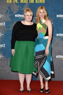 Elizabeth Banks feet photo thumbnail