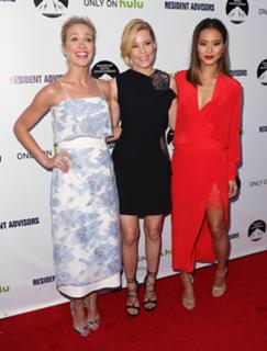 Elizabeth Banks feet photo thumbnail