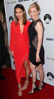 Elizabeth Banks feet photo thumbnail