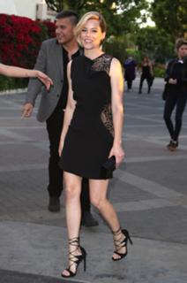 Elizabeth Banks feet photo thumbnail