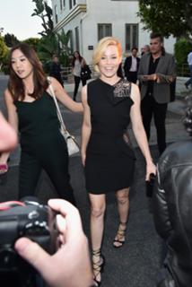 Elizabeth Banks feet photo thumbnail