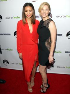 Elizabeth Banks feet photo thumbnail