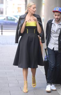 Karolina Kurkova feet photo thumbnail