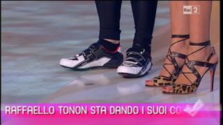 Caterina Balivo feet photo thumbnail