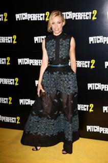 Elizabeth Banks feet photo thumbnail