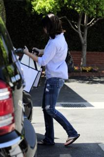 Emily Blunt feet photo thumbnail