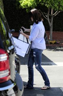 Emily Blunt feet photo thumbnail