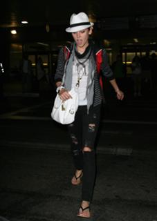 Jessica Stroup feet photo thumbnail