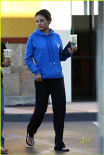 Mila Kunis feet photo thumbnail