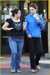 Mila Kunis feet photo thumbnail