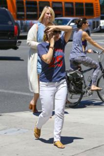Drew Barrymore feet photo thumbnail
