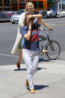 Drew Barrymore feet photo thumbnail