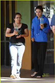 Mila Kunis feet photo thumbnail