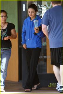 Mila Kunis feet photo thumbnail