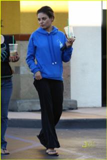 Mila Kunis feet photo thumbnail