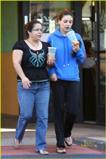 Mila Kunis feet photo thumbnail