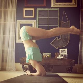 Danica Patrick feet photo thumbnail