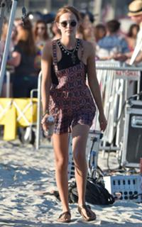 Zoey Deutch feet photo thumbnail