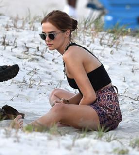 Zoey Deutch feet photo thumbnail