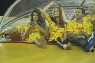 Paula Fernandes feet photo thumbnail