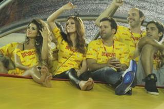Paula Fernandes feet photo thumbnail