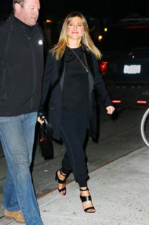 Jennifer Aniston feet photo thumbnail