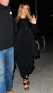 Jennifer Aniston feet photo thumbnail