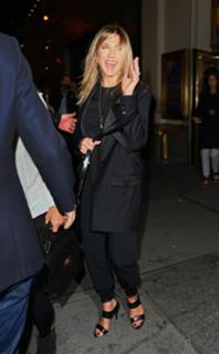 Jennifer Aniston feet photo thumbnail