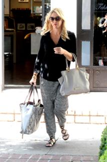 Jennie Garth feet photo thumbnail
