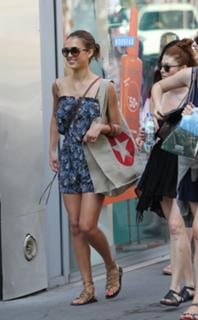 Jessica Alba feet photo thumbnail