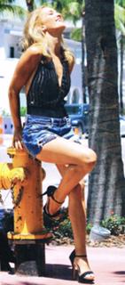 Luisana Lopilato feet photo thumbnail