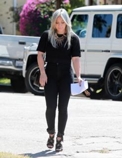 Hilary Duff feet photo thumbnail