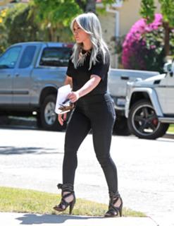 Hilary Duff feet photo thumbnail